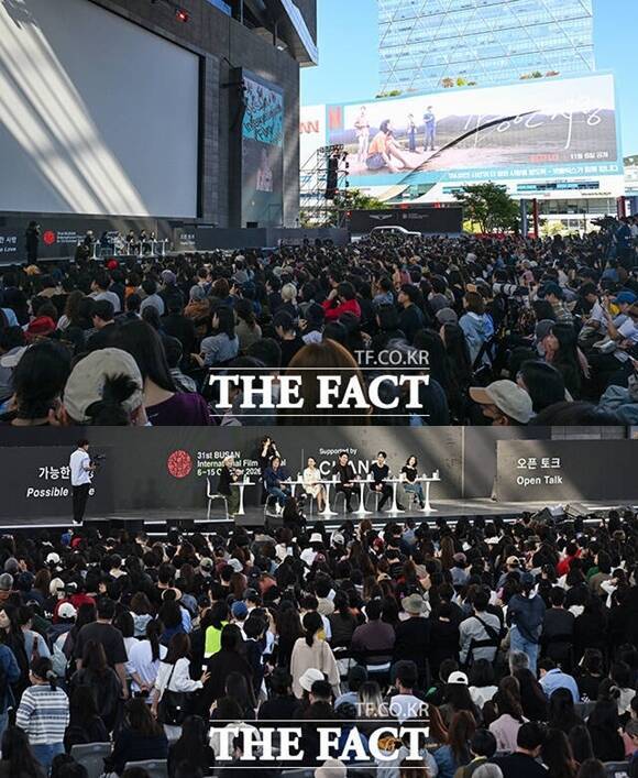 제31회 부산국제영화제가 지난 6일 개막한 가운데, 부산 해운대구 영화의전당 부근에는 영화를 즐기기 위해 현장을 찾은 관람객들로 붐비고 있다. /부산=김성렬 기자