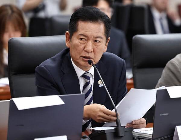 정청래 더불어민주당 의원이 7일 서울 종로구 통일부 남북회담본부에서 열린 국회 외교통일위원회의 통일부 등에 대한 국정감사에서 정동영 장관에게 질의하고 있다. /뉴스1