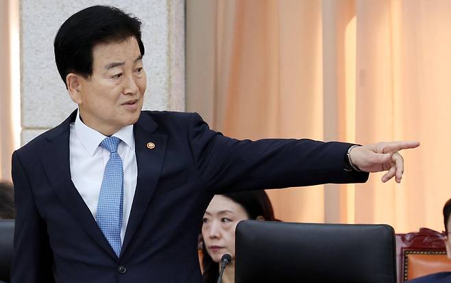 정동영 통일부 장관이 7일 서울 남북회담본부에서 열린 통일부, 북한이탈주민지원재단, 남북교류협력지원협회, 민주평화통일자문회의사무처 국정감사에서 통일부 관계자들과 이야기를 나누고 있다. 뉴시스