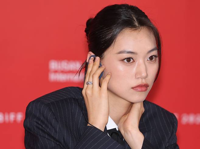 제31회 부산국제영화제 나흘째인 9일 부산 해운대구 영화의전당에서 열린 영화 '도라' 기자회견에서 배우 김도연이 질문을 듣고 있다. 2026.10.9 / 사진=연합뉴스 제공
