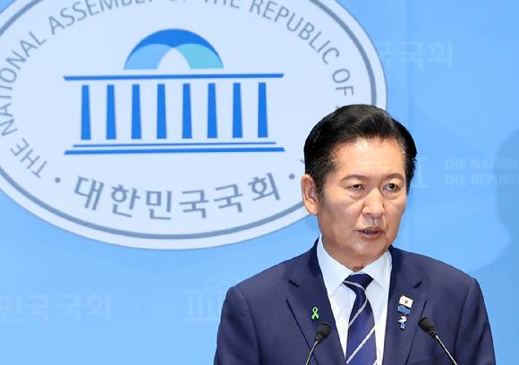 정청래 더불어민주당 의원이 12일 국회 소통관에서 기자회견을 하고 있다. [사진=연합뉴스]