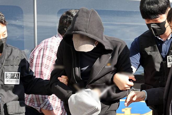 전남광주 나주시 한 주택에서 60대 부부를 살해한 혐의로 체포된 50대 A씨가 9일 오후 광주지방법원에서 열린 구속 전 피의자 심문(영장실질심사)에 출석하고 있다. 연합뉴스