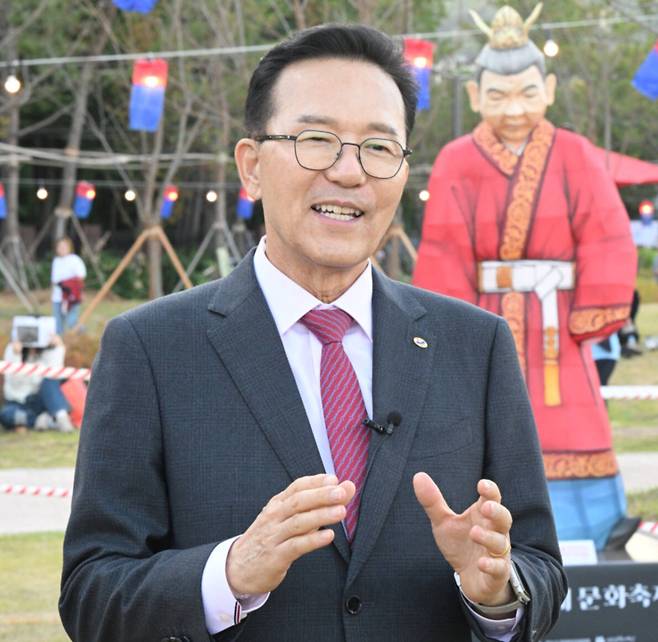 이재호 연수구청장이 9일 연수한마음공원에서 열린 ‘2026 제14회 연수 능허대 문화축제’에서 경기일보와 인터뷰하고 있다. 조병석기자