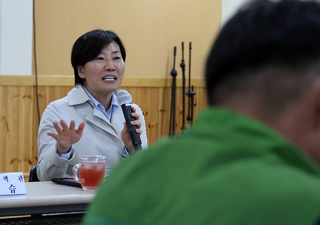 송미령 농림축산식품부 장관이 지난달 22일 오후 충남 홍성 문당환경 정보화 마을을 찾아 농지전수조사와 관련한 현장 농업인 간담회를 하고 있는 모습. [연합뉴스]