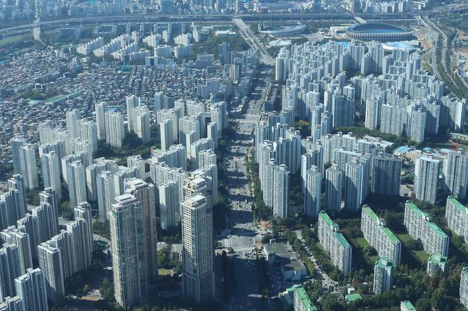서울 아파트값 상승 폭이 6주 만에 커지면서 87주 연속 오름세를 이어갔다. 강남·서초구의 낙폭이 줄어든 가운데 서울 외곽과 경기 남부 주요 지역의 상승세가 지속됐다. 사진은 8일 서울 송파구 롯데월드타워 서울스카이에서 바라본 아파트 단지 모습. [뉴시스]