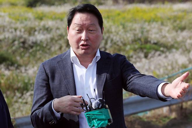 최태원 SK하이닉스 회장이 9일 오후 전남광주통합특별시 군공항 부지 방문을 마친 뒤 기자들의 질문에 답하고 있다. [연합]