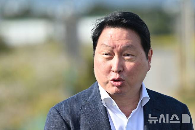 [전남광주=뉴시스] 이영주 기자 = 최태원 SK그룹 회장이 9일 오후 전남광주 서구 벽진동 주변 광주군공항 '호남 반도체 클러스터' 조성 예정지에서 부지를 살펴본 뒤 입장을 밝히고 있다. 2026.10.09. leeyj2578@newsis.com