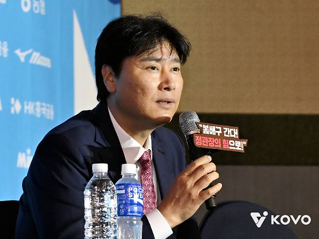7일 서울 강남구 호텔 리베라 청담에서 열린 프로배구 V리그 여자부 미디어 데이에서 정관장 권순찬 감독이 질문에 답변하는 모습. KOVO
