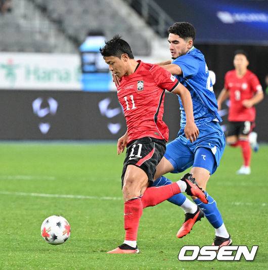 [OSEN=용인, 이대선 기자] 한국축구에 역사적인 날이다. 손흥민(34, LAFC)이 전설 차범근의 A매치 최다골 기록을 넘었다.&nbsp;로베르트 모레노 감독이 이끄는 대한민국 축구대표팀은 6일 오후 8시 용인미르스타디움에서 개최되는 친선전에서 우즈베키스탄을 상대로 손흥민의 선제골과 오세훈의 추가골이 터져 2-0 완승을 거뒀다.&nbsp;후반 대한민국 황희찬이 드리블 돌파를 하고 있다. 2026.10.06 /sunday@osen.co.kr