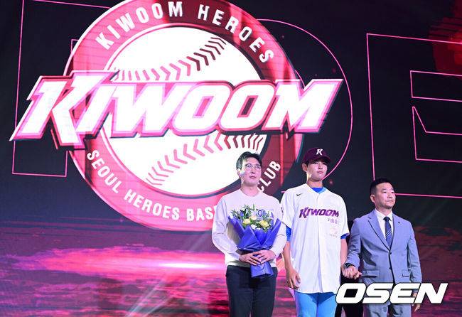 [OSEN=최규한 기자] 21일 오후 서울 잠실동 롯데호텔 월드 크리스탈볼룸에서 ‘2027 KBO 신인드래프트’가 열렸다.&nbsp;이번 신인드래프트는 2025시즌 순위의 역순에 따라 키움 히어로즈, 두산 베어스, KIA 타이거즈, 롯데 자이언츠, KT 위즈, NC 다이노스, 삼성 라이온즈, SSG 랜더스, 한화 이글스, LG 트윈스 순서로 1라운드부터 11라운드까지 지명할 수 있다.&nbsp;부산고 하현승이 전체 1번으로 키움 히어로즈에 지명된 뒤 허승필 단장과 포즈를 취하고 있다. 2026.09.21 / dreamer@osen.co.kr