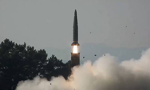 현무-Ⅱ 탄도미사일이 발사차량(TEL)에서 발사되고 있다.&nbsp;사진은 8일 HGV 시험발사와 무관하다. 세계일보 자료사진
