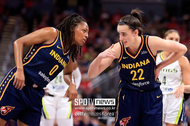 ▲ WNBA 최고 인기 스타 케이틀린 클라크(오른쪽)가 동료의 작심 발언에 무거운 심경을 드러냈다.