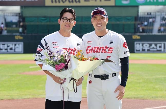 롯데 김민성(왼쪽)이 9일 부산 LG전을 앞두고 열린 자신의 은퇴식에서 전준우와 기념 사진을 찍었다. /사진=롯데 자이언츠 제공
