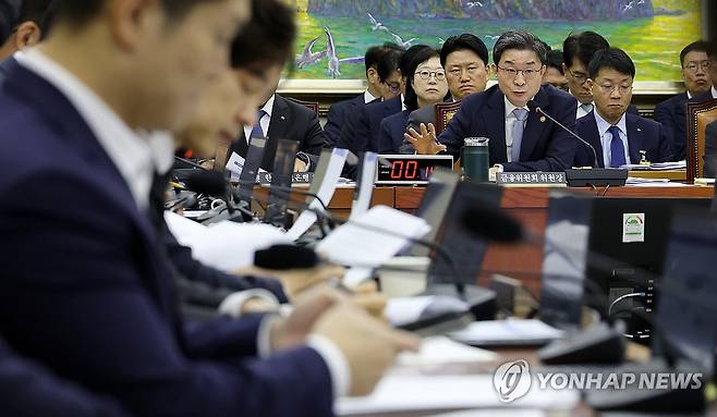 질의 답하는 이억원 금융위원장 (서울=연합뉴스) 이동해 기자 = 이억원 금융위원장이 8일 국회 정무위원회에서 열린 금융위원회 등에 대한 국정감사에서 위원들의 질의에 답하고 있다. 2026.10.8 eastsea@yna.co.kr