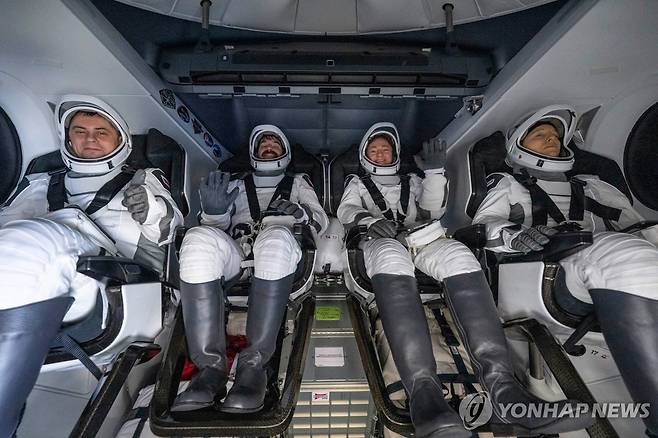 지구로 복귀한 크루-12 우주비행사들 [AFP=연합뉴스. 재판매 및 DB 금지]