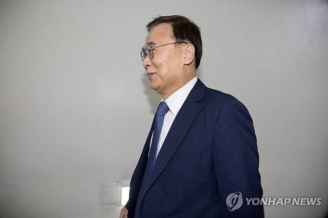 정보위 마친 이종석 국정원장 (서울=연합뉴스) 이종석 국가정보원장이 30일 국회 정보위 전체회의를 마친 뒤 회의장을 나서고 있다. 2026.9.30 [국회사진기자단] photo@yna.co.kr