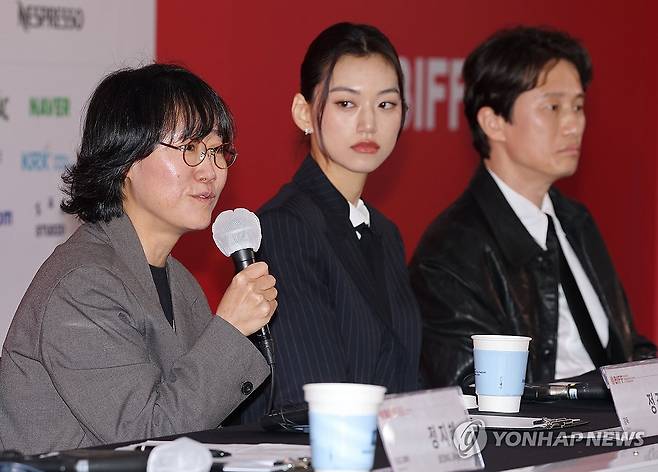 영화 '도라' 기자회견 (부산=연합뉴스) 이재희 기자 = 제31회 부산국제영화제 나흘째인 9일 부산 해운대구 영화의전당에서 열린 영화 '도라' 기자회견에서 정주리 감독이 질문에 답하고 있다. 정 감독 오른쪽으로 배우 김도연, 송새벽. 2026.10.9 scape@yna.co.kr