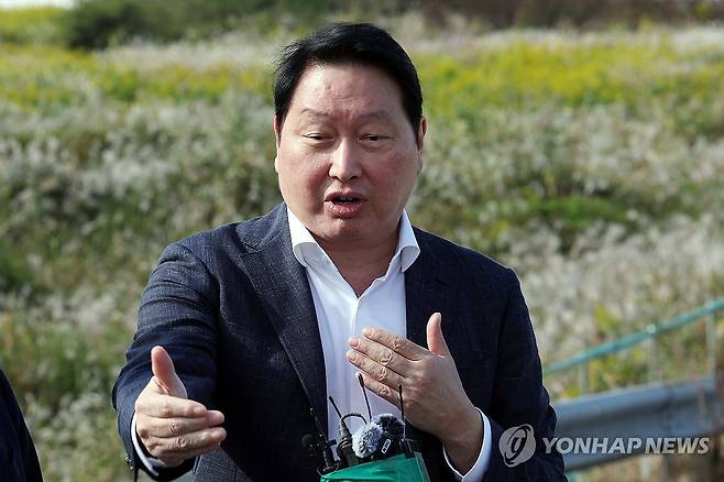 반도체 산단 발언하는 최태원 SK하이닉스 회장 (전남광주=연합뉴스) 민현기 기자 = 최태원 SK하이닉스 회장이 9일 오후 반도체 산단이 들어설 전남광주 서구 군공항 부지에서 현장 방문을 마친 뒤 기자들의 질문에 답하고 있다. 2026.10.9 mhk0226@yna.co.kr