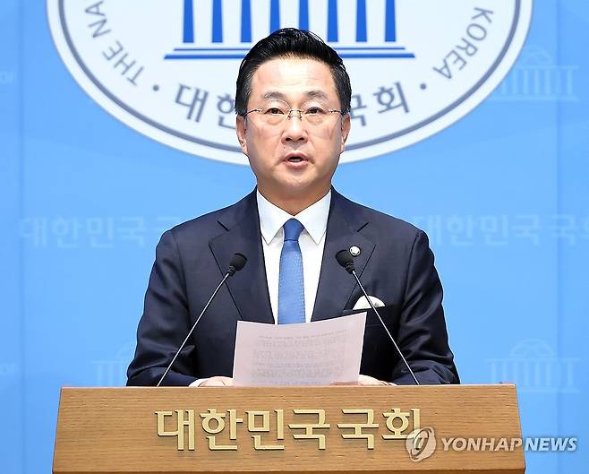 현안 관련 브리핑하는 민주당 박성준 수석대변인 (서울=연합뉴스) 배재만 기자 = 더불어민주당 박성준 수석대변인이 27일 국회 소통관에서 현안 관련 브리핑을 하고 있다. 2026.8.27 scoop@yna.co.kr