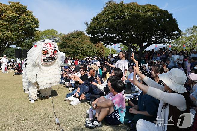 충남 서산 해미읍성 일원에서 열린 제23회 서산해미읍성축제에서 관람객들이 뜬쇠예술단의 공연을 관람하고 있다.(서산시 제공. 재판매 및 DB 금지)2026.10.9 ⓒ 뉴스1 김기태 기자