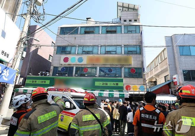 10일 오전 10시 16분쯤 대구 북구 관음동의 한 4층짜리 건물 2층에서 천장 일부가 무너져 60여 명이 대피하는 사고가 발생했다. 소방대원들이 현장 수습을 하고 있다. 2026.10.10 ⓒ 뉴스1 공정식 기자