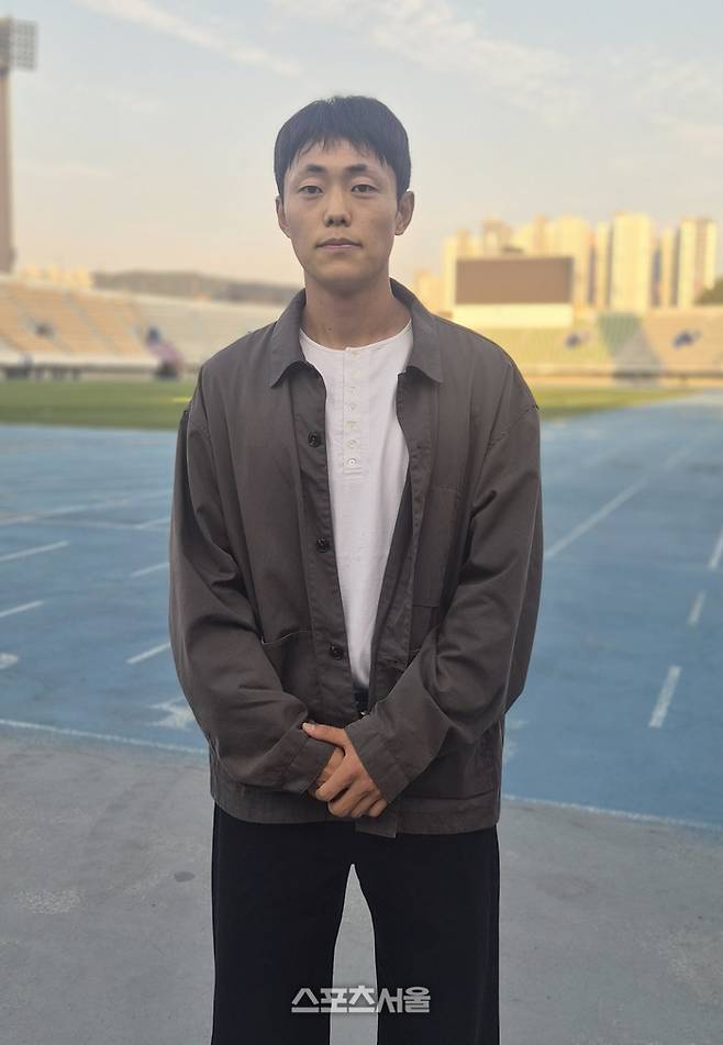 수원FC 박철우가 인터뷰 후 포즈를 취하고 있다. 사진 | 수원=박준범기자