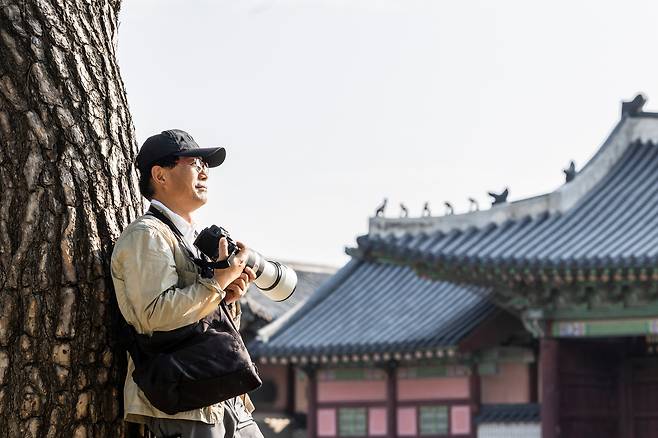 서울 경복궁의 서헌강 작가. 그는 “사진의 기본은 피사체와의 대화”라며 “오랫동안 사람이 살지 않은 궁궐을 찍을 때 감정이입을 가장 많이 하게 된다”고 했다. /이신영 영상미디어 기자
