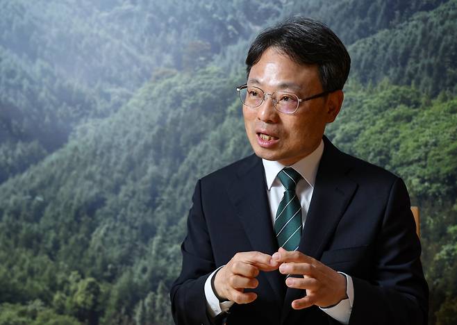 지난 6일 서울 영등포구 산림비전센터에서 박은식 산림청장이 본지와 인터뷰하고 있다. 박 청장은 "소나무 재선충 감염목 제거, 수종 전환, 항공 방제 등을 병행해 2030년까지 전국 재선충 발생 시·군을 현재 170여 곳에서 절반 이하로 줄일 계획”이라고 밝혔다. /임지훈 기자