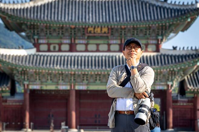 '문화재 사진 국가 대표'로 불리는 서헌강 작가가 경복궁 흥례문 앞에 선 모습. 그는 30년간 문화유산 기록에 천착했다. /이신영 영상미디어 기자