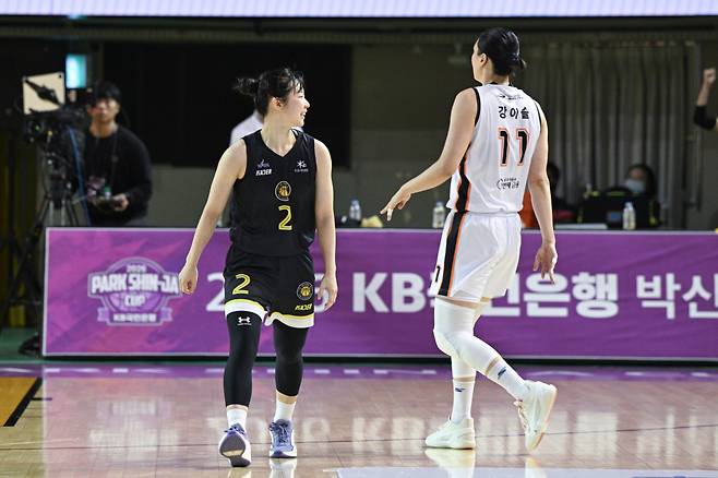 KB 허예은(왼쪽)이 10일 청주체육관에서 열린 우리은행과의 2026 KB국민은행 박신자컵 4강 2경기 중 득점 후 기뻐하고 있다. 사진=WKBL
