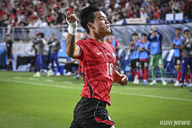24일 경기도 수원월드컵경기장에서 열린 하나은행 초청 축구 국가대표팀 친선경기 대한민국과 에콰도르의 경기. 오현규가 선취골을 터뜨린 뒤 세레머니를 하고 있다. 남동균 기자