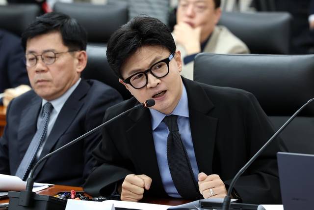 한동훈 무소속 의원이 7일 오전 서울 종로구 남북회담본부에서 열린 외교통일위원회 통일부·민주평통 국정감사에서 정동영 통일부 장관에게 질의하고 있다. 2026.10.07 문호남 기자