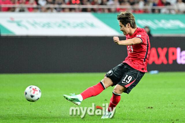 대한민국 축구 국가대표팀 이강인이 28일 오후 서울월드컵경기장에서 진행된 '하나은행 초청 친선경기' 우루과이와의 경기에서 후반 슛팅을 하고 있다./마이데일리 DB