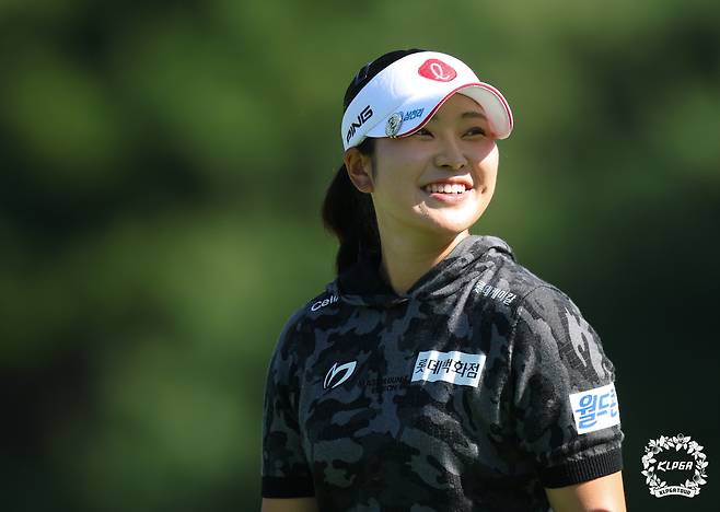 2번 홀에서 버디를 잡고 웃고 있는 유현조. [사진=KLPGA]