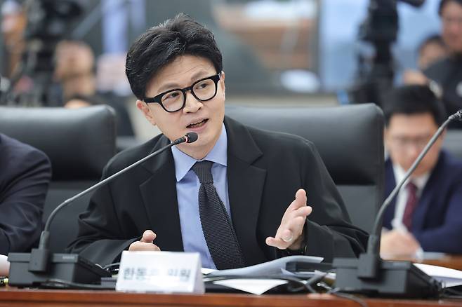 한동훈 무소속 의원이 지난 7일 서울 종로구 남북회담본부에서 열린 외교통일위원회 국정감사에서 정동영 통일부 장관에게 질의하고 있다. [연합]