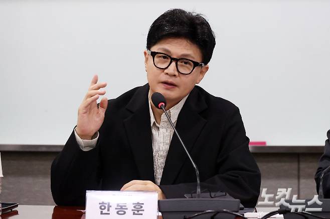 한동훈 무소속 의원이 1일 서울 여의도 의원회관에서 열린 개정 형사소송법 시행 D-1 토론회, '검찰 폐지, 내일부터 지옥문이 열린다'에서 발언을 하고 있다. 윤창원 기자