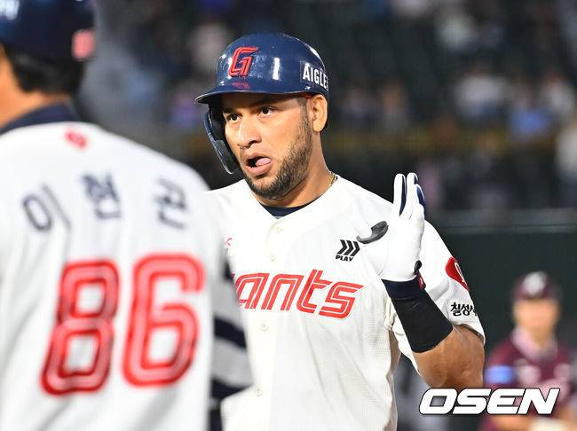 [OSEN=부산, 이석우 기자] 30일 부산 사직야구장에서 2026 신한 SOL KBO 리그 롯데 자이언츠와 키움 히어로즈의 경기가 열렸다. 홈팀 롯데는 로드리게스가, 방문팀 키움은 김성진이 선발 출전했다.롯데 자이언츠 레이예스가 3회말 무사 2루 좌익수 왼쪽 1타점 안타를 치고 세리머니를 하고 있다. 2026.09.30 / foto0307@osen.co.kr
