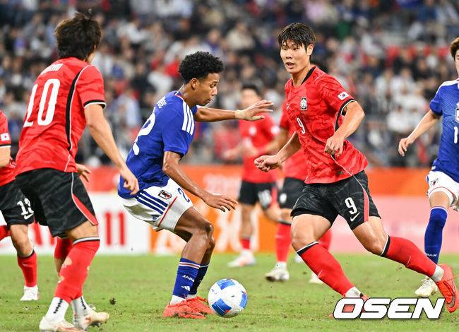 [OSEN=도요타(일본), 박준형 기자]  3일 오후 일본 아이치현 도요타 스타디움에서 2026 아이치·나고야 아시안게임 남자축구 한국과 일본의 결승전이 진행됐다.이민성 감독이 지휘하는 한국 23세 이하(U-23) 축구대표팀은 이날 경기서 승리하면 2014년 인천 대회부터 2018년 자카르타·팔렘방, 2022 항저우 대회에 이어 4회 연속 금메달을 거머쥔다.후반 이영준이 배준호에게 패스하고 있다  2026.10.03 /  soul1014@osen.co.kr