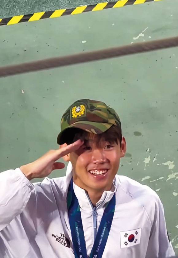 박승수가 남자축구 금메달 획득 후 전역모를 착용하고 경례하는 사진을 SNS에 올려 큰 비난을 샀다. ⓒ 뉴시스