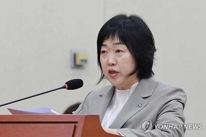 업무보고하는 홍소영 병무청장 (서울=연합뉴스) 신현우 기자 = 홍소영 병무청장이 20일 국회 국방위원회 전체회의에서 업무보고 하고 있다. 2026.8.20 nowwego@yna.co.kr