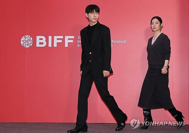 입장하는 김현주-배현성 (부산=연합뉴스) 이재희 기자 = 제31회 부산국제영화제가 열린 10일 부산 해운대구 영화의전당에서 진행된 영화 '실낙원' 기자회견에 배우 배현성(왼쪽)과 김현주가 참석하고 있다. 2026.10.10 scape@yna.co.kr