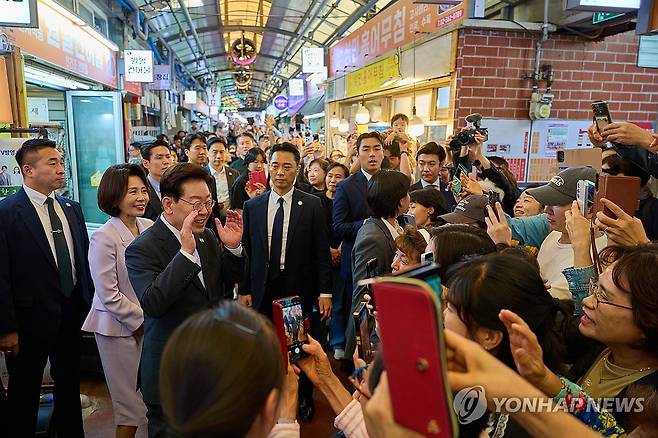 영천시장 찾은 이재명 대통령과 김혜경 여사 (세종=연합뉴스) 신준희 기자 = 이재명 대통령과 김혜경 여사가 2일 서울 서대문구 영천시장을 방문, 시민들과 소통하고 있다. 2026.10.2 [청와대 제공. 재판매 및 DB 금지] hama@yna.co.kr