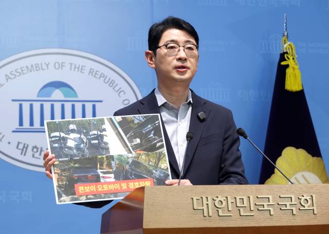 국민의힘 주진우 의원이 11일 국회 소통관에서 기자회견을 열고 "지난 10일 대구 천장 붕괴 사고 때 이재명 대통령이 태릉 cc에서 황제 골프를 쳤다"고 주장하고 있다. 연합뉴스