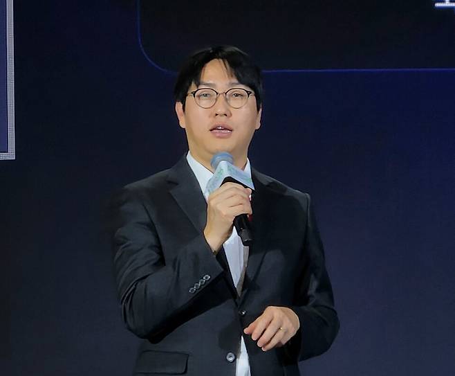 하정우 국가인공지능전략위원회 상근부위원장이 6일 서울 코엑스에서 열린 'AI 산업 정책 토크쇼'에서 발표하고 있다. / 사진=김도영 기자