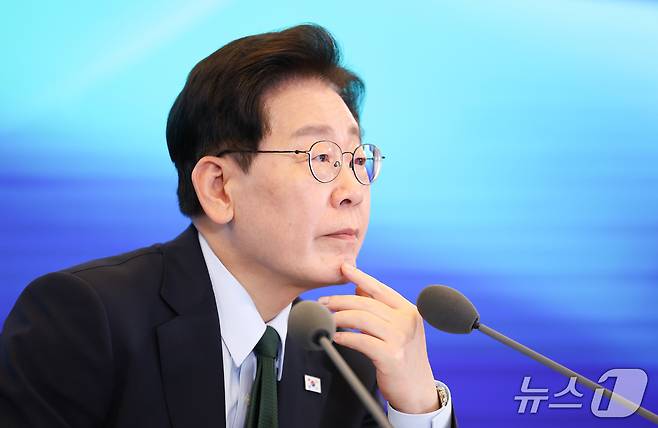 이재명 대통령이 7일 서울 시내 한 회의장에서 열린 한국형 녹색대전환(K-GX) 전략 국민보고회에서 발표를 지켜보고 있다. (청와대통신사진기자단) 2026.10.7 ⓒ 뉴스1 허경 기자