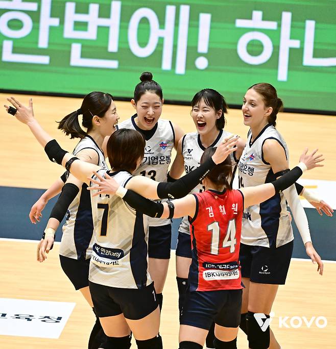 IBK기업은행 선수단이 11일 전남광주 여수의 진남체육관에서 열린 2026 여수 NH 농협컵 프로배구대회 A조 조별리그 1차전에서 SOOP을 상대로 승리했다. (KOVO 제공, 재판매 및 DB 금지)