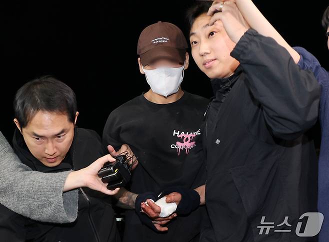서울 송파구 문정동에서 장모를 살해하고 이혼 소송 중인 아내를 납치해 도주하다 강원 양양군에서 붙잡힌 20대 남성 A씨가 11일 서울 송파경찰서로 이송되고 있다. 2026.10.11 ⓒ 뉴스1 안은나 기자