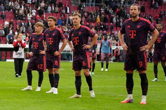 Bayern's Harry Kane, right, Bayern's Joshua Kimmich, Bayern's Tom Bischof and Bayern's Lennart Karl reacts after the German Bundesliga soccer match between FC Augsburg and FC Bayern Munich in Augsburg, Germany, Oct. 10, 2026. (AP Photo/Matthias Schrader)







<저작권자(c) 연합뉴스, 무단 전재-재배포, AI 학습 및 활용 금지>