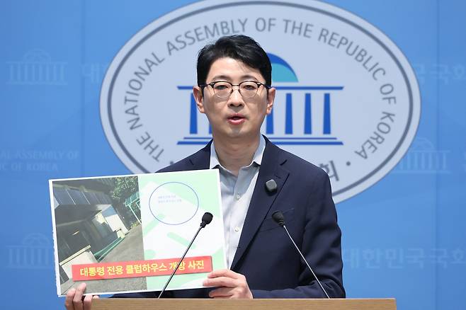 주진우 국민의힘 의원이 11일 서울 여의도 국회 소통관에서 대구 상가 천장 붕괴 사고 당시 이재명 대통령의 태릉 골프장 방문 의혹에 대한 기자회견을 하고 있다. /뉴스1