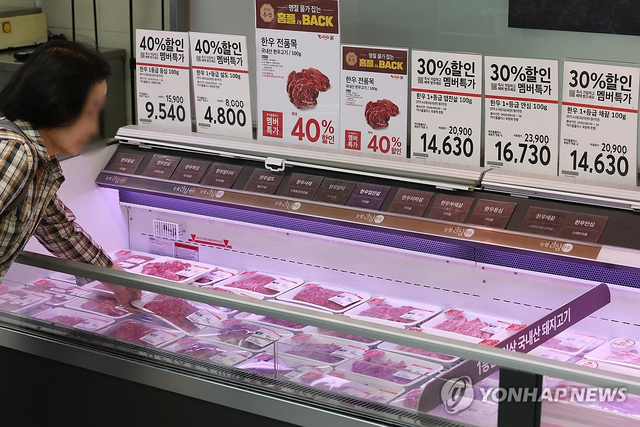 서울의 한 홈플러스 매장에서 시민이 장을 보고 있다. [연합뉴스]